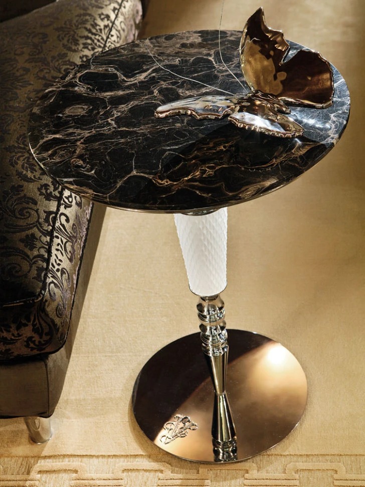 Maxim's low table
