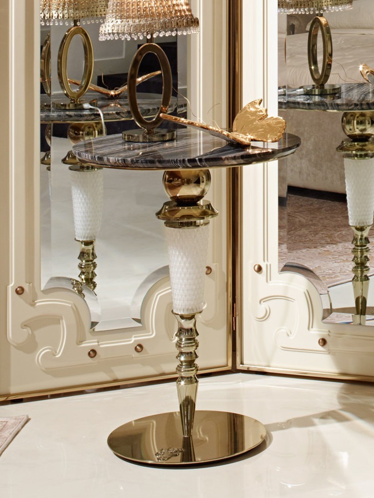 Maxim's low table